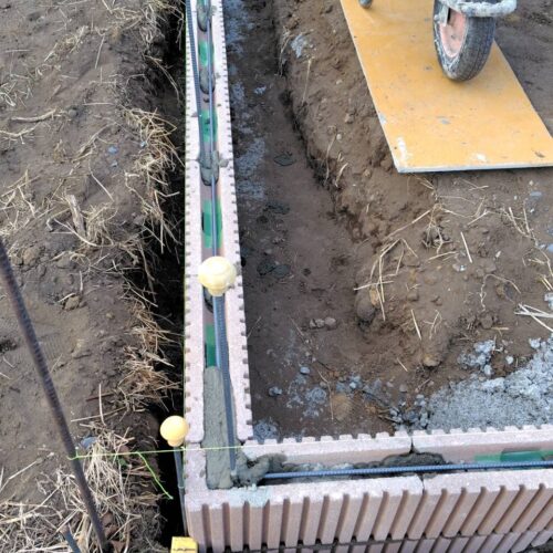 境界の南側と西側のブロック積み作業を進めて参ります。