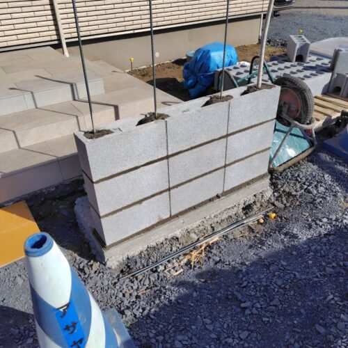 門袖の塗り壁にて仕上げます部分の下地のブロック積み作業となります。