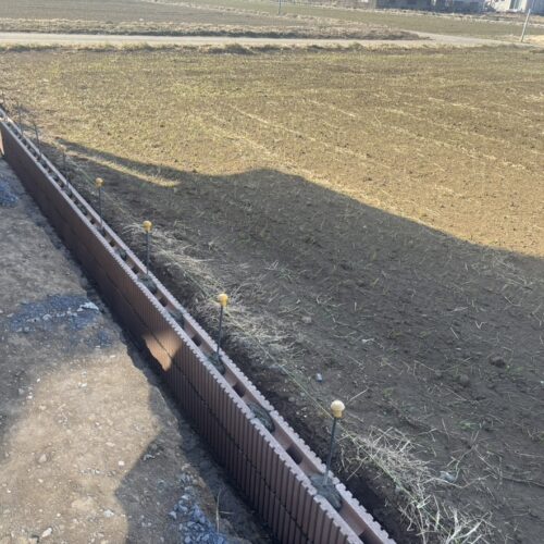 強い風が吹き荒れてしまい現地の廻りが畑の為に土埃が凄く今日の作業は午後からお休みとなります。