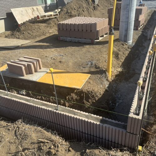 南側の道路側と西側の隣地畑側の境界ブロック積みの作業となります。