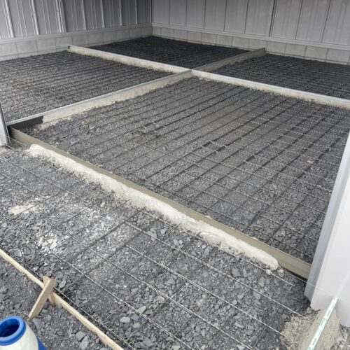 本日はガレージのコンクリートの打設作業となります。メッシュ筋を敷いてコンクリートミキサー車の到着を待ちます。