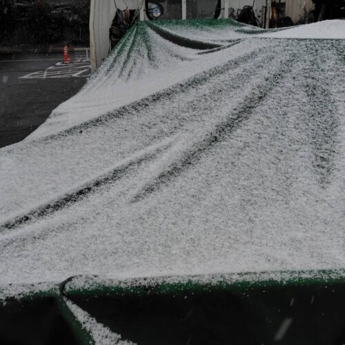 現場に到着しましたら朝からチラチラと雪模様のお天気となってしまいました。本日の工事作業はお休みと致します。