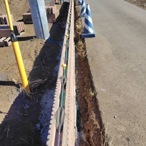 南側境界のブロック積み作業となります。先週は風が強く作業が大変でしたが本日はお天気に恵まれて順調に作業を進めております。