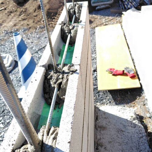 門袖部分のビブロの塗り壁下地となりますブロック積み作業となります。