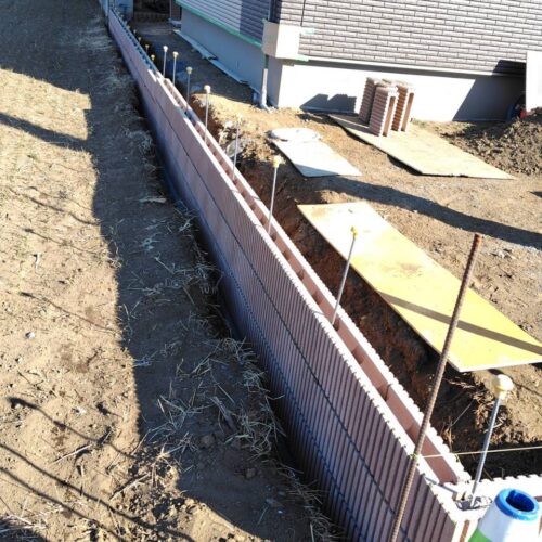 南側の境界側のブロック積み作業を進めて参ります