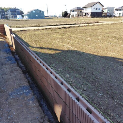 お天気に恵まれながら本日は西側の隣地の畑側のブロック積み作業となります。