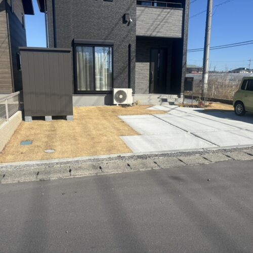 本日は工事着工前のご近隣へのご挨拶にお伺いをさせて頂きました。お待たせ致しましたカーポート工事着工となります。