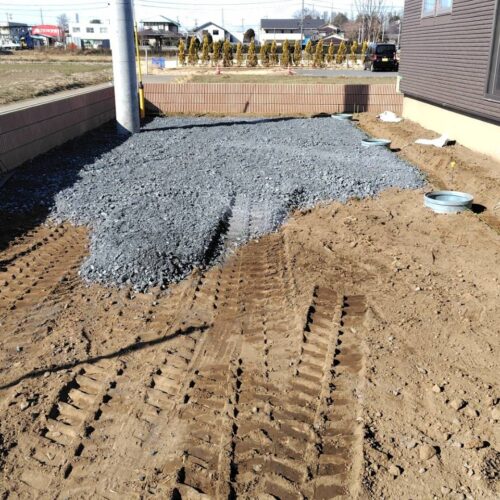 人工芝下地砕石入れです。