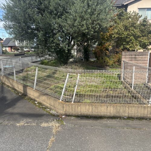 本日は工事着工前のご近隣へのご挨拶にお伺いさせて頂きました。お待たせ致しました外構フェンスの改修工事へ着工となります。