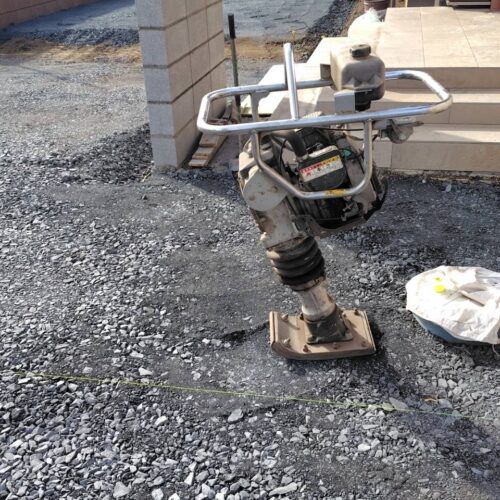 駐車場部分の砕石部分をランマにて転圧作業になります。