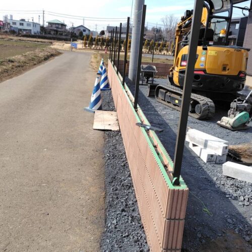 南側の道路側の境界ブロックにフェンスの柱の建て込み作業となります。