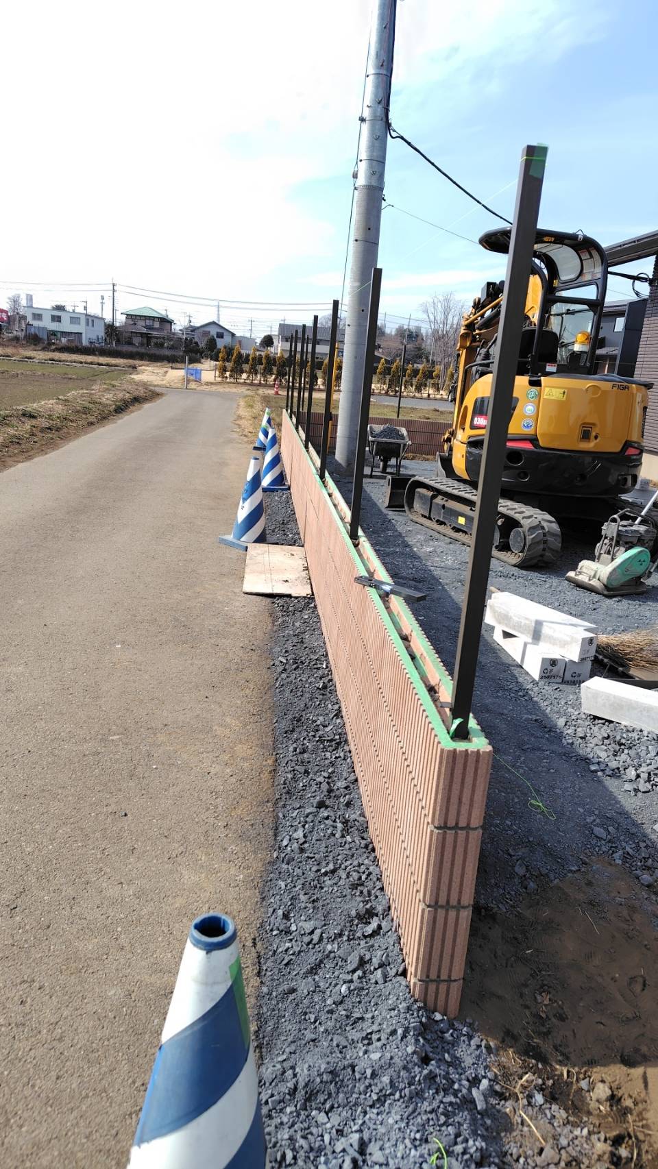 南側の道路側の境界ブロックにフェンスの柱の建て込み作業となります。
