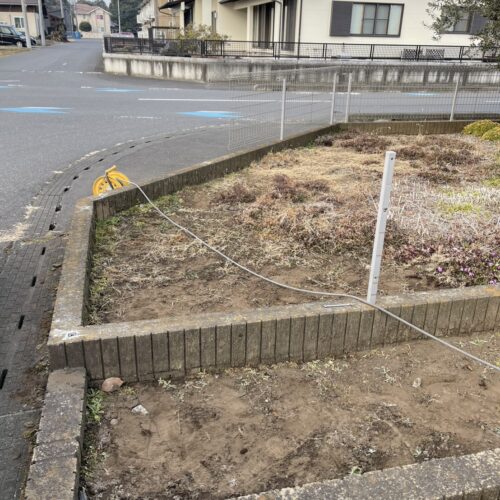 本日より作業開始です。既存のフェンスを取りハズし撤去作業となります。