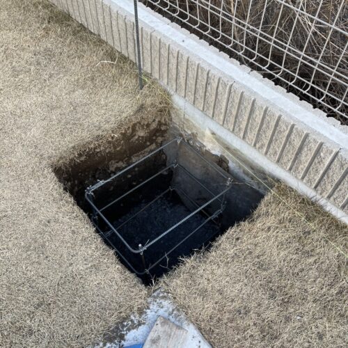 カーポートの柱の部分の掘削後に配筋作業を進めて参ります。