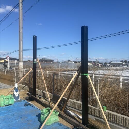 カーポートの梁を寸法通りに切り詰めて柱と梁の設置作業となります。