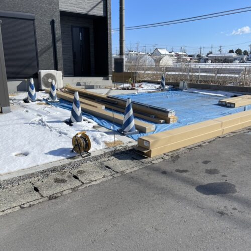 昨日の雪が残る中ですがカーポートの材料を搬入しましてこれよりカーポートの柱の建て込み開始となります。