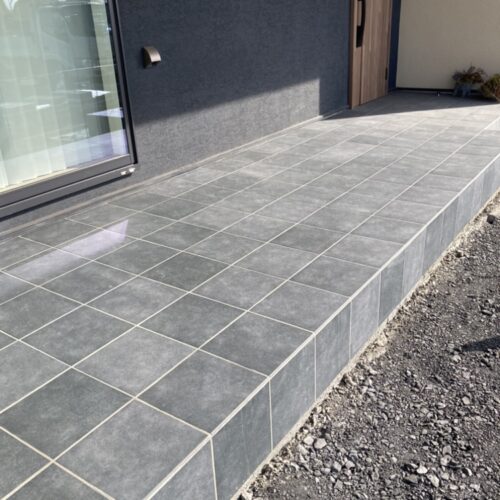 タイル張りの目地入れ作業も行い、タイルデッキ完成です。