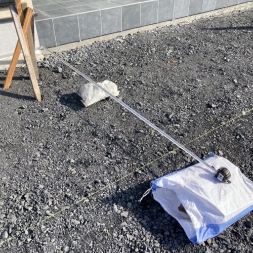 建物周りの犬走りコンクリートの型枠の位置出し作業です。