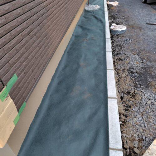 防草シートを敷いていきます