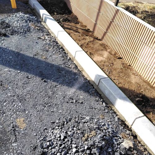 お庭の見切りに地先ブロックのコンクリート縁石の設置となります。地先ブロック積みです。