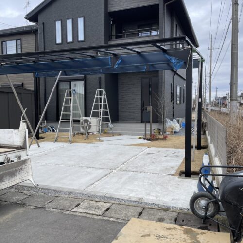 柱と梁の設置後にカーポートの屋根張り作業となります。