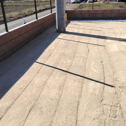 人工芝下地山砂敷きです。