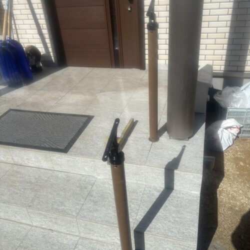 玄関前のタイル階段への手すりの設置作業となります。タイルにコア穴を明けて手すり柱の建て込みです。