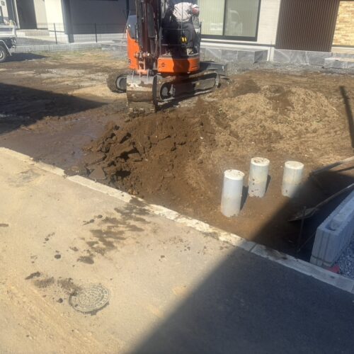 本日より工事着工となります。重機を回送して掘削作業開始です。