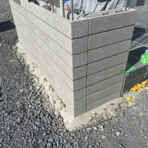 玄関前の門袖にモデリートのブロック積み作業中となります。