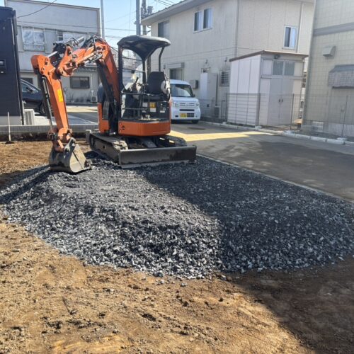駐車場部分への砕石入れ作業となります。