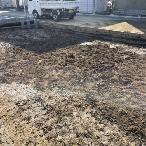駐車場部分の掘削作業となります。今回は凍害仕様のコンクリートの為に掘削の深さを確保をして作業を進めて参ります。