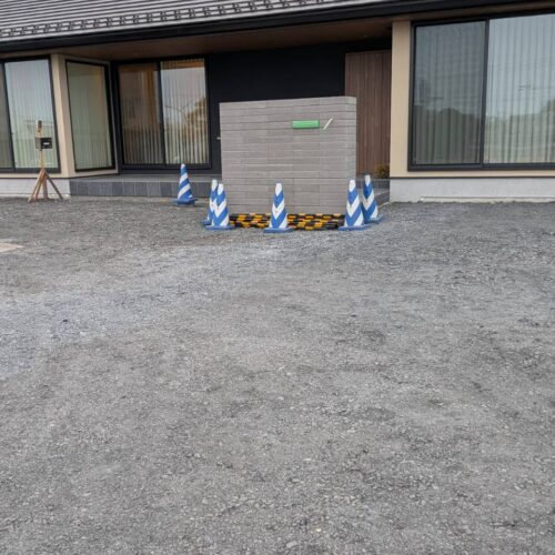 玄関前の門柱モデリートのブロック積み作業です。