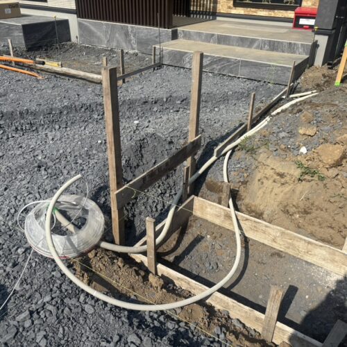 照明工事のに配管を埋設して参ります。