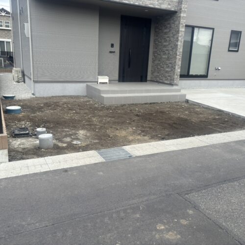 本日は工事着工前の現地確認へお伺いをさせて頂きました。お待たせ致しました外構工事着工となります。