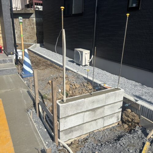 門袖タイル部分の下地となりますブロック積み作業となります。