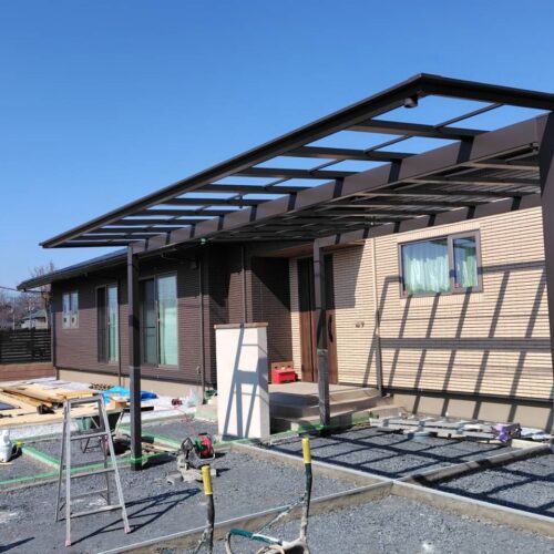 駐車場部分に2台用のカーポートの設置作業となります。