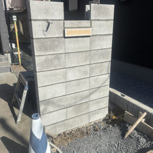 タイル門袖部分の下地ブロック積み作業となります。