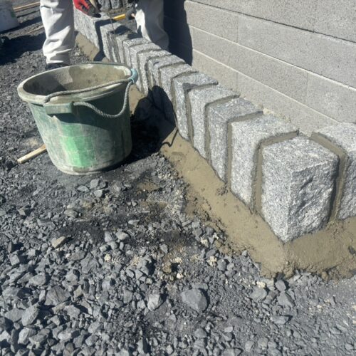 門袖前の花壇部分のグラニートに目地入れ作業となります。