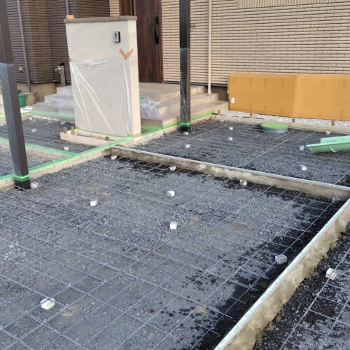 本日は駐車場とアプローチ部分の土間コンクリートの打設作業となります。