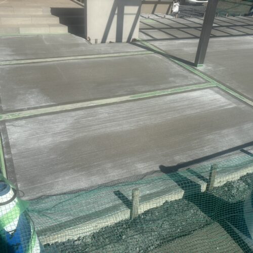 駐車場の土間コンクリート養生となります。