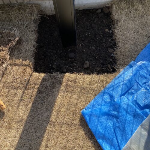 カーポートの設置が終わりまして柱の廻りを埋め戻して芝生の復旧作業となります。