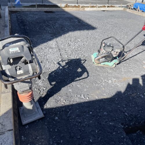 駐車場部分への砕石を入れてランマにての転圧作業を進めて参ります。