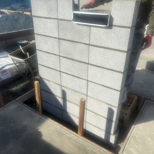 玄関前のアプローチ部分のタイル張り下地のブロック積み作業となります。