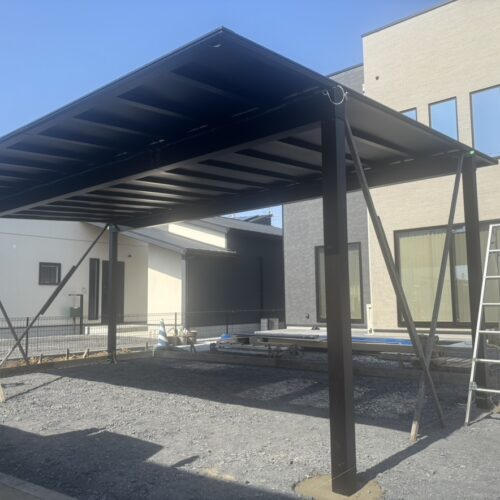 駐車場部分のカーポートの設置作業となります。柱を建て込みましと屋根張り作業まで完了です。