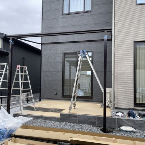 テラスの設置作業となります。明日は雨の予報となっておりますので作業の方を急ぎ進めて参ります。