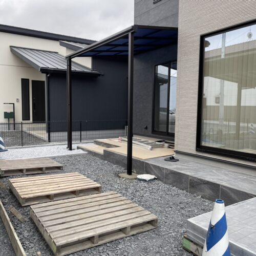 テラスの設置が完了致しました。
