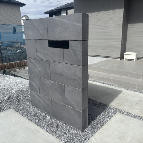 昨日からの雨も上がりまして門袖部分へのタイル張り作業となります