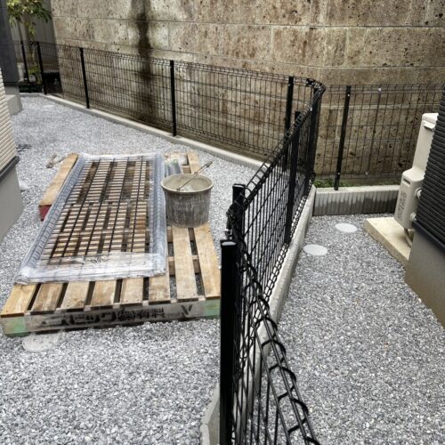 フェンスを取り付けました。