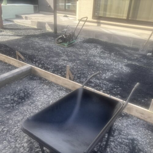 砕石の下地均し作業となります。