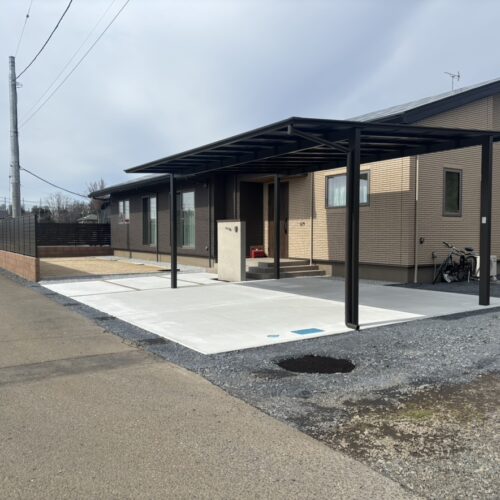 駐車場のコンクリートの養生も終わりましてカラコーンを片付けて参ります。お車を入れて頂いて大丈夫です。工事完了です。ありがとうございました。